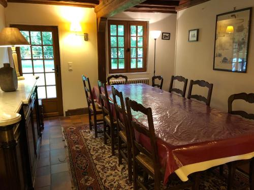 una sala da pranzo con tavolo e sedie di Maison Normande ad Auberville