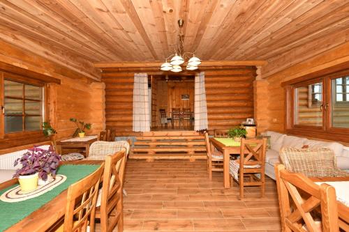 una cabaña de madera comedor con mesa y sillas en Penzion-Ranc u Trapera, en Hrabušice