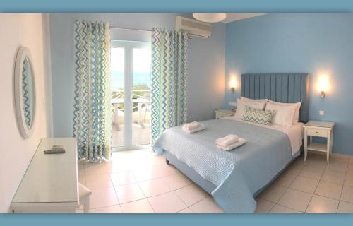 מיטה או מיטות בחדר ב-Haris Hotel Apartments and Suites