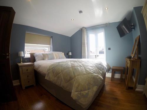 Un dormitorio con una cama grande y una ventana en The Courtyard, en Bewdley