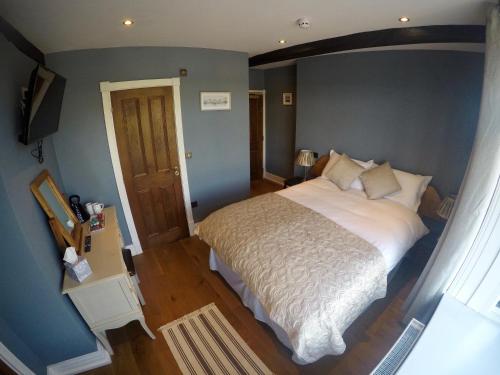 um quarto com uma cama grande num quarto em The Courtyard em Bewdley