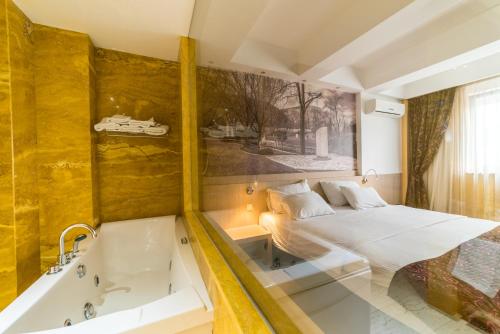 Una cama o camas en una habitación de City Hotel Mostar
