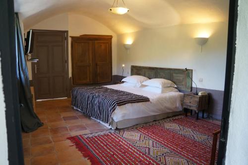 une chambre avec un grand lit dans une pièce dans l'établissement La Santoline, à Beaulieu