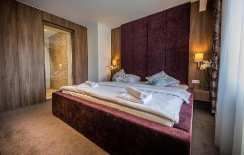 Кровать или кровати в номере Eden Grand Resort