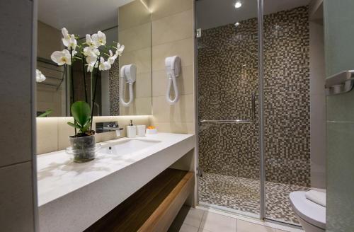 Ванная комната в Eden Grand Resort