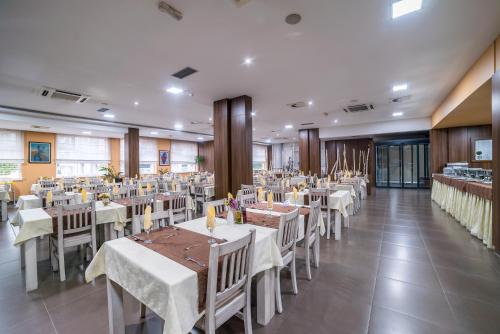 מסעדה או מקום אחר לאכול בו ב-City Hotel Mostar