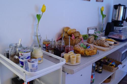 een plank met voedsel en andere producten erop bij Black Forest Lodge in Freudenstadt