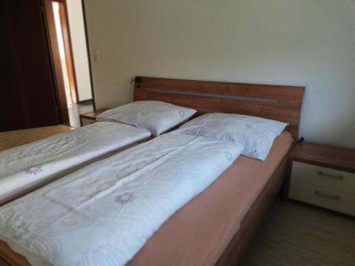 2 Betten nebeneinander in einem Zimmer in der Unterkunft Modernes 2-Zimmer-Apartment nahe Graz in Gratkorn