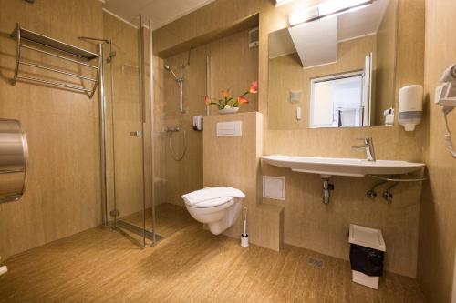 Ванная комната в Eden Grand Resort