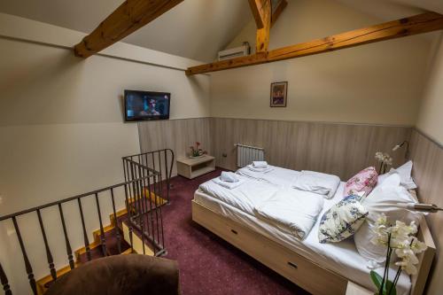 Un pat sau paturi într-o cameră la Eden Grand Resort