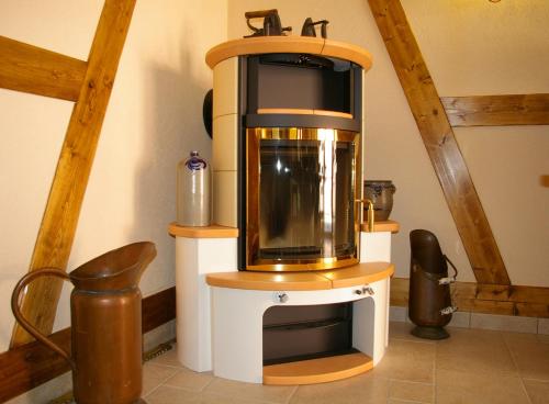 - une télévision assise sur une table dans l'établissement B&B Le Clos des Raisins, à Beblenheim