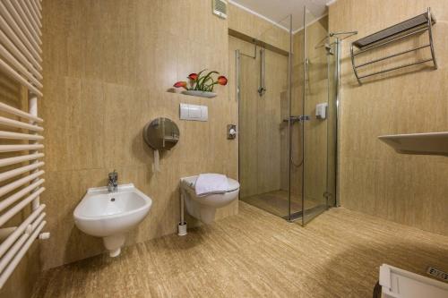 Ванная комната в Eden Grand Resort