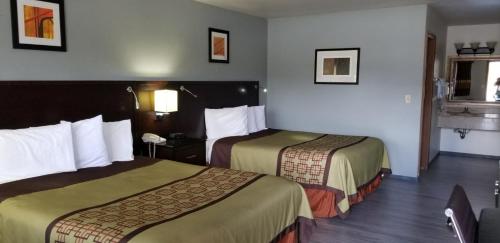a hotel room with two beds in a room at Stewart Lodge in Cle Elum