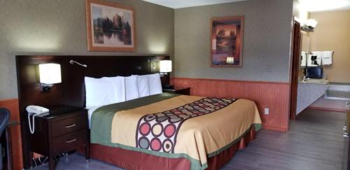 a hotel room with a large bed in a room at Stewart Lodge in Cle Elum