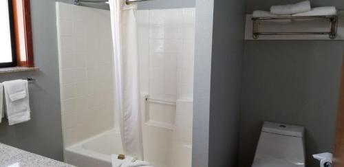 een badkamer met een bad, een douche en een toilet bij Stewart Lodge in Cle Elum