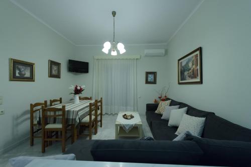 ein Wohnzimmer mit einem Sofa und einem Tisch in der Unterkunft Kefalas Apartments in Parga