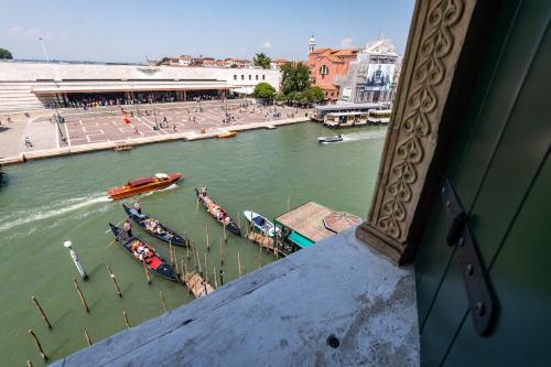 a view of a river with boats in the water at Hotel Antiche Figure in Venice