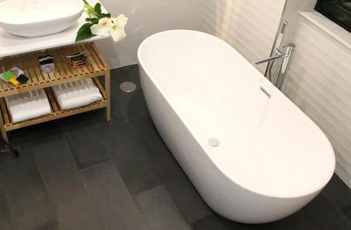 Bilik mandi di Apartamentos AUGA