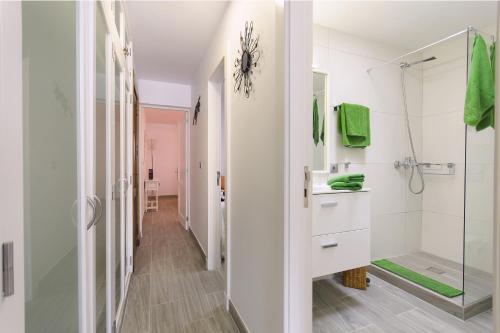 La salle de bains est pourvue d'une douche et d'un lavabo. dans l'établissement Los Topes, à Puerto del Carmen