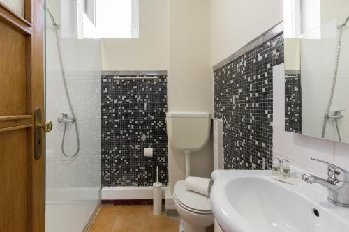 y baño con ducha, aseo y lavamanos. en OPO Bolhao Flats by Destiny Houses, en Oporto
