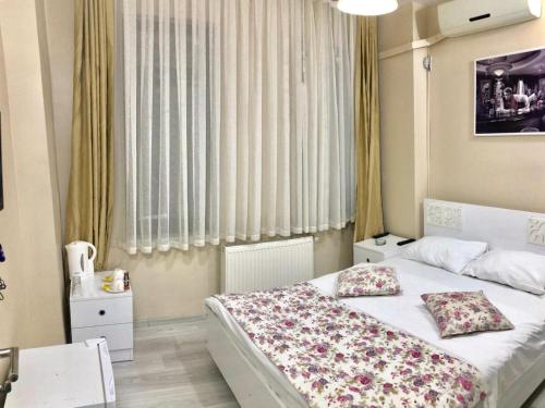 イスタンブールにあるTaksim Square Seven Residenceのベッドルーム1室(枕2つ付)