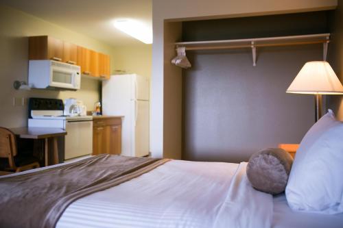 Una cama o camas en una habitación de High Country Suites