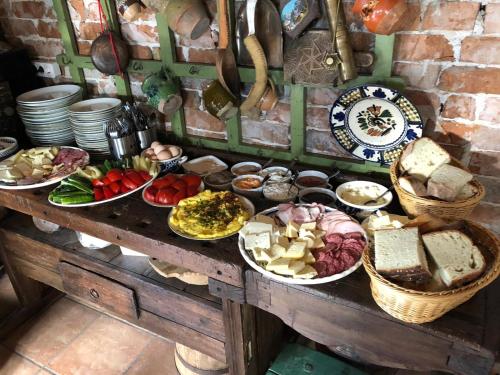 ein Tisch mit vielen Tellern voller Essen in der Unterkunft Gospodaria Lui Nea Ion in Vama Buzăului