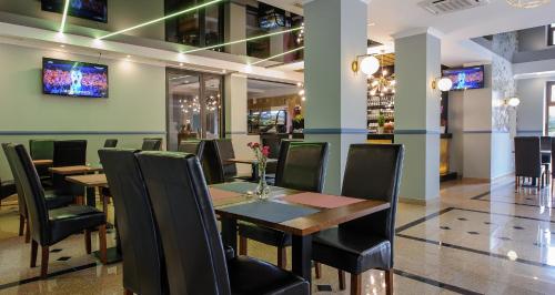 a dining room with a table and chairs at Akacja Medical Resort in Ciechocinek
