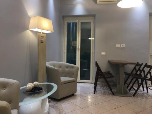 salon z krzesłem i stołem w obiekcie Bakirooms w Rzymie