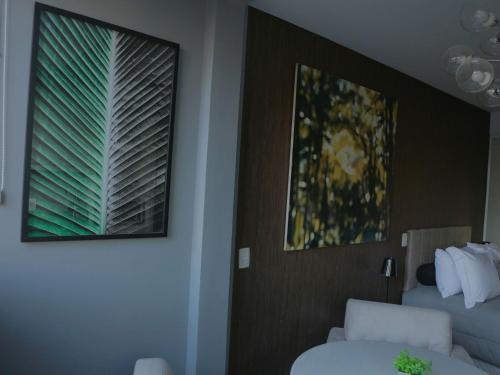 um quarto de hotel com uma cama e uma fotografia na parede em Novo Bhaus Vila Olimpia | Gomes | Shopping | SP 02 em São Paulo