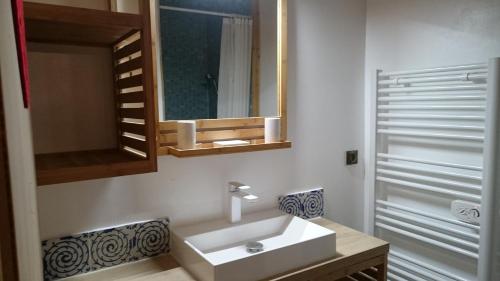 莫里永的住宿－Les Oiseaux Bleus，浴室设有白色水槽和镜子