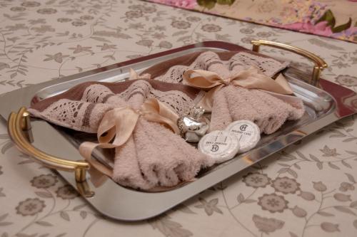 uma bandeja com toalhas e um laço sobre uma mesa em 3 Brothers - Διαμέρισμα στο κέντρο των Τρικάλων em Tríkala