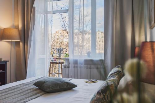 モスクワにあるGMApartments 2 rooms flat Patriarshie viewの窓際の枕付きベッド