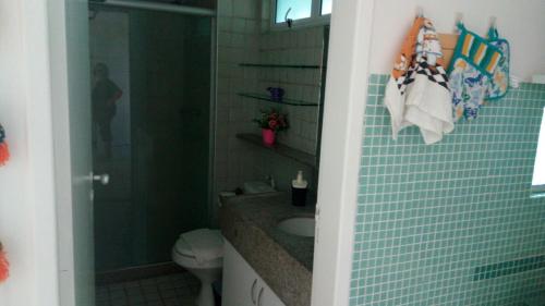 y baño con lavabo, ducha y aseo. en ANCORAR FLAT RESORT f6108, en Porto de Galinhas