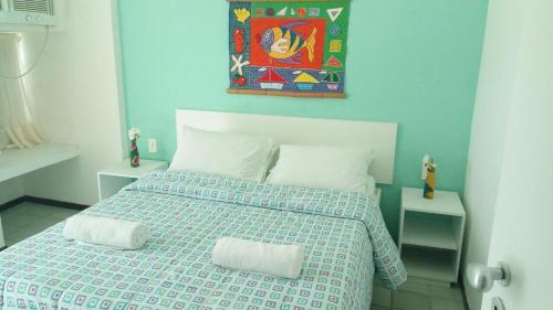 1 dormitorio con 1 cama con pared azul en ANCORAR FLAT RESORT f6108, en Porto de Galinhas