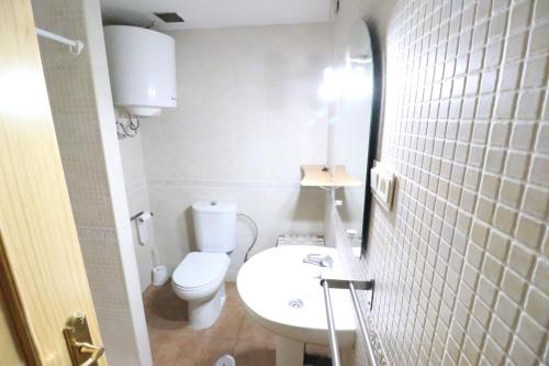 シエラネバダにあるEdificio san bernardoの小さなバスルーム(トイレ、シンク付)