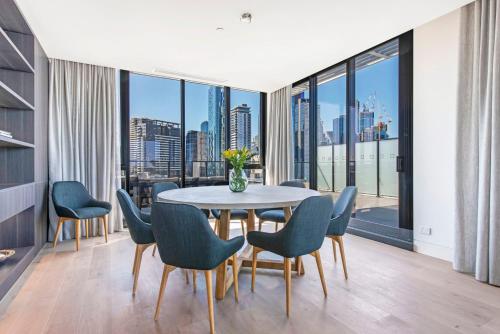 a dining room with a table and chairs at Melbourne City Apartments - Teri in Melbourne