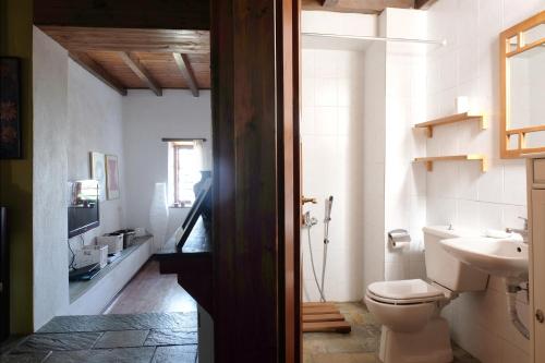 La salle de bains est pourvue de toilettes et d'un lavabo. dans l'établissement Villa Pasithea, à Panteleímon