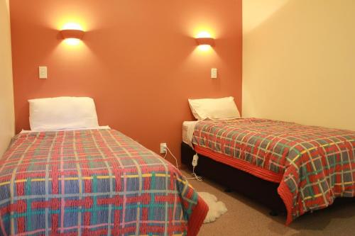 En eller flere senge i et værelse på Silverstream Alpaca Farmstay & Tour