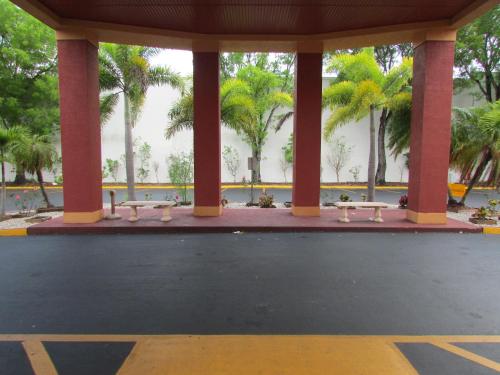 Balkón nebo terasa v ubytování Howard Johnson by Wyndham Ft. Myers FL