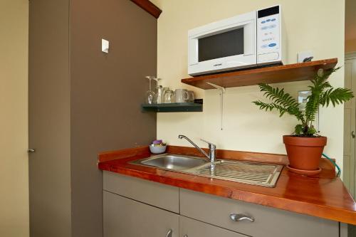 Virtuvė arba virtuvėlė apgyvendinimo įstaigoje Sails Motel