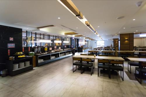 番路乡东方明珠国际大饭店的一间有桌椅的餐厅