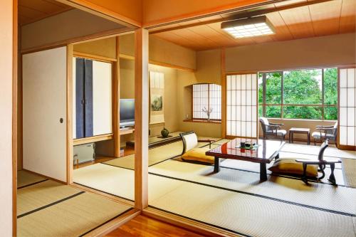 a living room with a large mirror in the middle of the room at Nasu Onsen Sanraku in Nasu