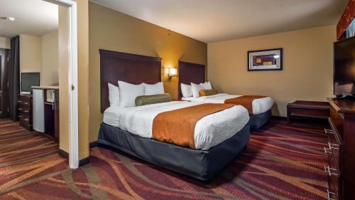 ein Hotelzimmer mit 2 Betten und einem TV in der Unterkunft Best Western Plus Fort Wayne Inn & Suites North in Fort Wayne