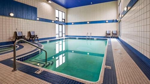 a large swimming pool in a building at Best Western Plus Regency Inn and Conference Centre in Abbotsford
