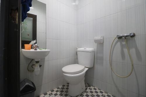 ein Bad mit einem WC und einem Waschbecken in der Unterkunft RedDoorz @ Batu Aji Batam in Batam Center