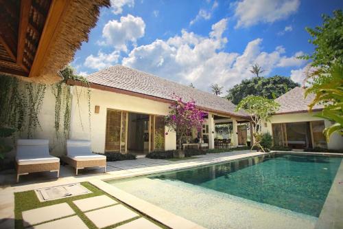 Бассейн в Villa Bali Asri Batubelig или поблизости