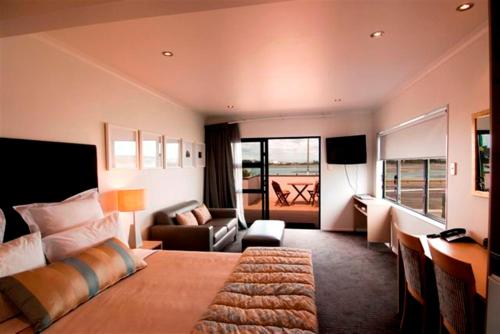 1 dormitorio con 1 cama y sala de estar en Marineland Motel, en Napier