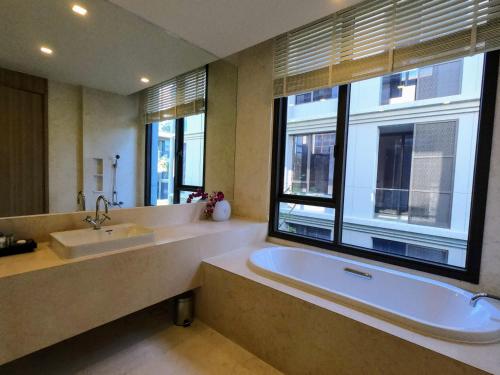 Et badeværelse på Baan Mai Khao condo