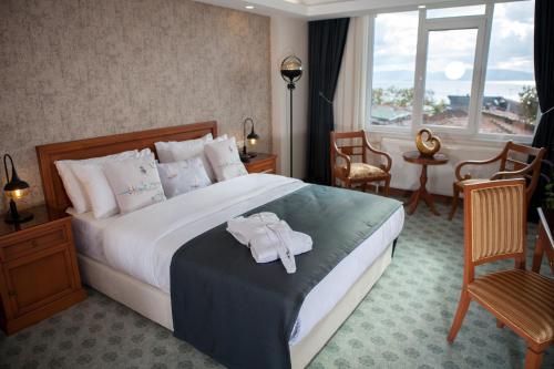 Postel nebo postele na pokoji v ubytování Tuzla Garden Hotel & Spa